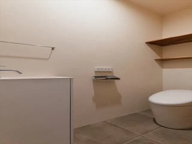 トイレです。TOTOのネオレストを施工しました。洗面台に間口450㎝のサンワカンパニー製のソリディオを設置。　コンパクトでデザイン性も高い商品です。